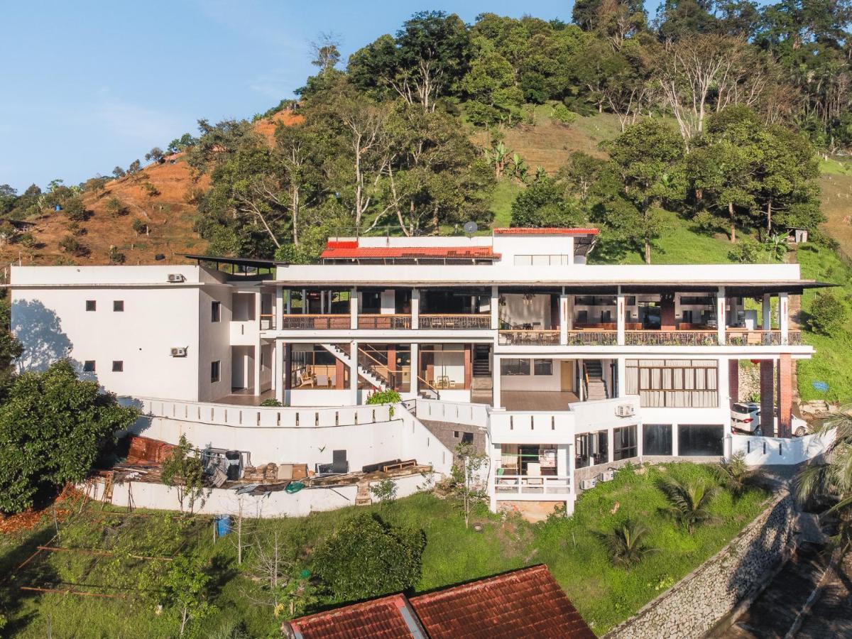 Ellin Forest Karaoke & Pool Resort Bukit Tinggi Bentong Exterior foto