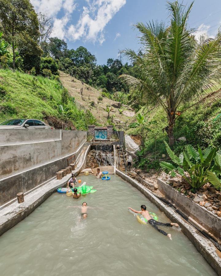 Ellin Forest Karaoke & Pool Resort Bukit Tinggi Bentong Exterior foto