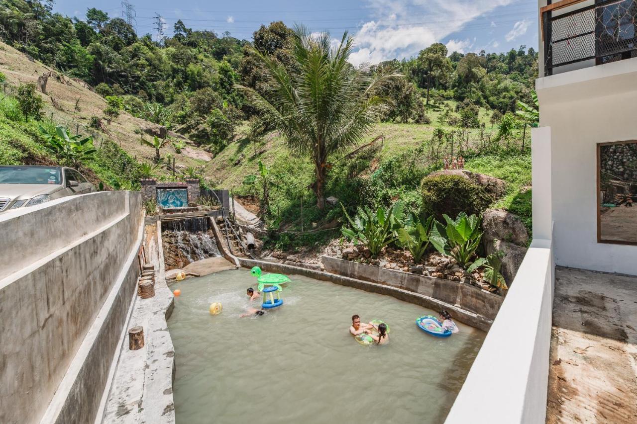 Ellin Forest Karaoke & Pool Resort Bukit Tinggi Bentong Exterior foto